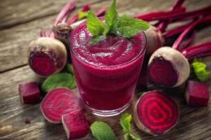 Beetroot drink Brazilian Mounjaro recipe served in a glass with fresh ingredients